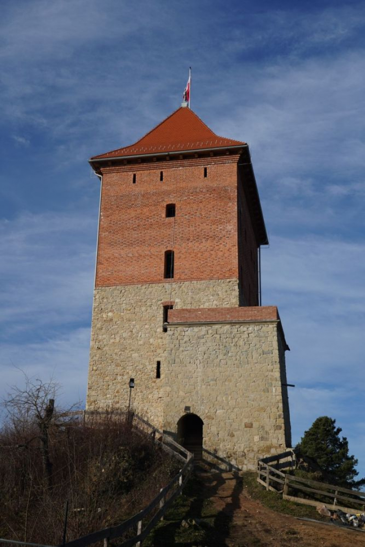 Odbudowana wieża średniowiecznego zamku w Melsztynie. Fot. Krystian1968. Źródło: Wikimedia Commons