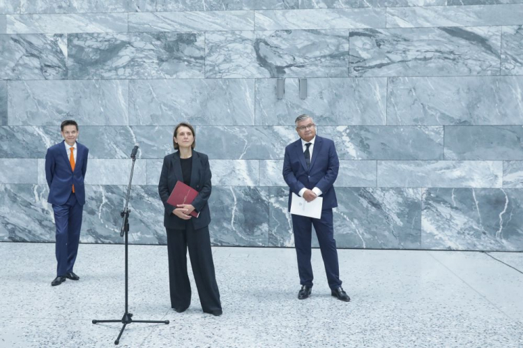 Powołany na stanowisko p.o. dyrektora Muzeum Historii Polski dr hab. Marcin Napiórkowski (L), powołany na pełnomocnika ministra kultury do spraw budowy Muzeum Historii Polski Jan Zajączkowski (P) i minister kultury i dziedzictwa narodowego Hanna Wróblewska (C) podczas konferencji prasowej w siedzibie MHP. Fot. PAP/T. Gzell