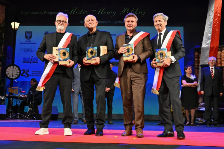 Laureaci konkursu Mistrz Mowy Polskiej: Piotr Polk (P), Jakub Porada (2P), Henryk Sawka (L) oraz Krzysztof Jasiński z nagrodą specjalną – Wawrzynem Mowy Polskiej podczas uroczystej Gali Mistrz Mowy Polskiej. Fot. PAP/P. Polak