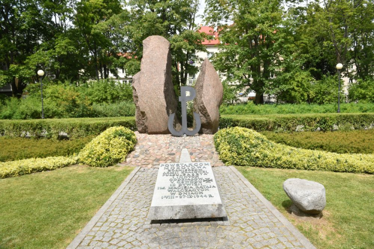 Pomnik "Mokotów Walczący 1944" w stołecznym parku im. gen. Gustawa Orlicz-Dreszera. Fot. PAP/R. Pietruszka