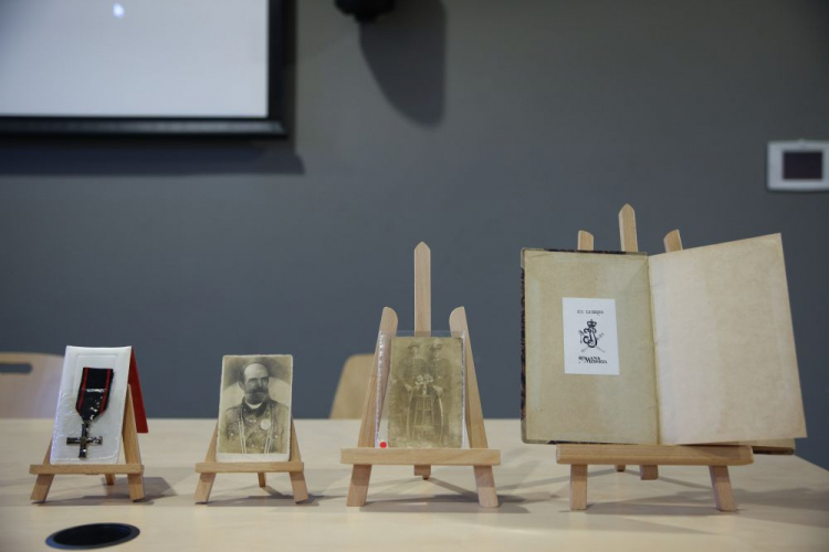 Krzyż Niepodległości należący do Edmunda Galinata, fotografia Ludwika Malinowskiego, fotografia Stanisława Wiącka i książka z exlibrisem Romana Medwicza ps. Morski zaprezentowane na konferencji prasowej poświęconej nowym nabytkom Muzeum Armii Krajowej w Krakowie. Fot. PAP/Ł. Gągulski