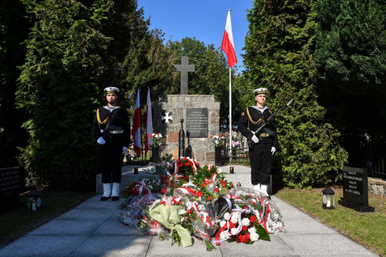 Uroczystości pogrzebowe nieznanego żołnierza Wojska Polskiego, poległego w obronie Kępy Oksywskiej, na cmentarzu parafialnym w Kosakowie. Fot. PAP/A. Jackowski