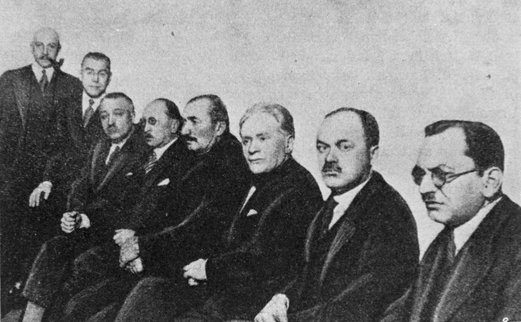 Oskarżeni w procesie brzeskim. Na ławie oskarżonych zasiedli przywódcy opozycji antysanacyjnej osadzeni we wrześniu 1930 r. w twierdzy brzeskiej, fot. PAI/PAP
