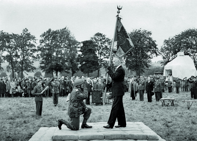 Wielka Brytania 15.06.1944. Prezydent RP na Uchodźstwie Władysław Raczkiewicz wręcza sztandar 1 Samodzielnej Brygadzie Spadochronowej, pod dowództwem generała brygady Stanisława Sosabowskiego. Fot. PAP/reprodukcja