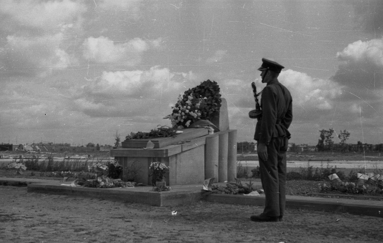 Uroczystości z 1947 r. dla upamiętnienia walk na Przyczółku Czerniakowskim podczas Powstania Warszawskiego, fot. CAF/PAP