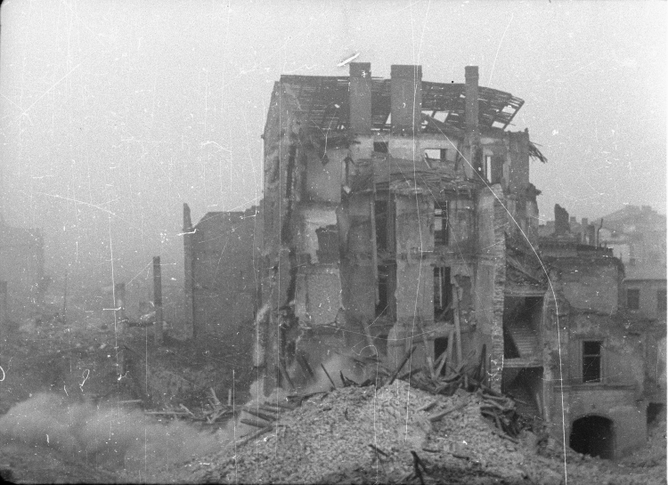 Zrujnowane kamienice na terenie byłego warszawskiego getta, 1948 r. PAP