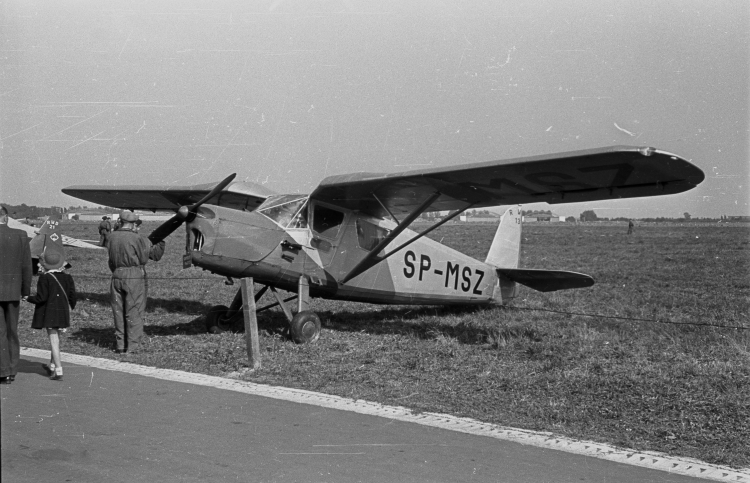 Samolot turystyczny polskiej konstrukcji typu RWD, fot. CAF/PAP 