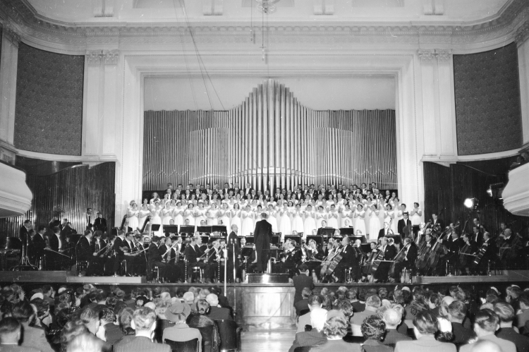 Koncert inauguracyjny I Międzynarodowego Festiwalu Muzyki Współczesnej w wykonaniu orkiestry symfonicznej Filharmonii Narodowej pod dyrekcją Bohdana Wodiczko i chóru Filharmonii Narodowe, Warszawa 1956 r. PAP/Henryk Grzęda