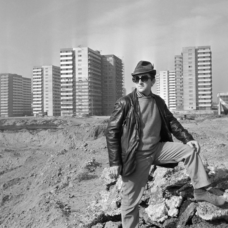 Reżyser i scenarzysta Kazimierz Kutz na osiedlu mieszkaniowym w Katowicach 1970 r. PAP/Zbigniew Wdowiński