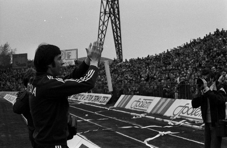 Warszawa, 18.09.1978. Towarzyski mecz Legia Warszawa - Manchester City na stadionie Wojska Polskiego przy ul. Łazienkowskiej. Pożegnanie Kazimierza Deyny , który pierwszą połowę meczu zagrał w barwach Legii a drugą w barwach swojego Manchesteru City. Fot. PAP/M. Kłoś.