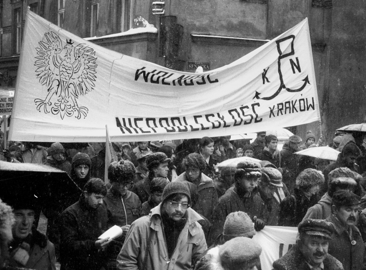 Kraków, 11.11.1980. Manifestacja KPN w rocznicę odzyskania niepodległości. Fot. PAP/J. Ochoński