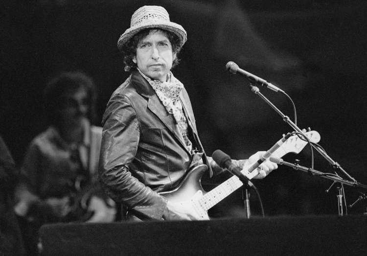 Bob Dylan występujący na stadionie St. Jakob-Park w Bazylei w Szwajcarii, w czerwcu 1984 roku. PAP/EPA/STR BW