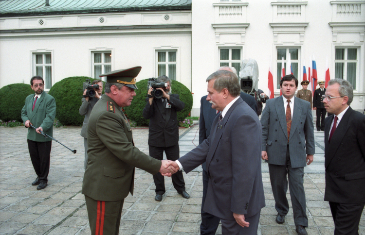 Pożegnanie Wojsk Sowieckich przed Belwederem 17 września 1993 r. Fot. PAP/J. Mazur