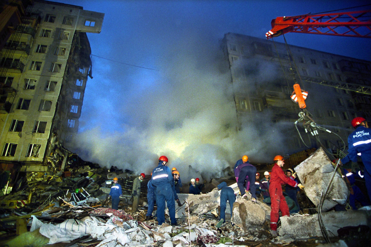 Ruiny dziewięciopiętrowego bloku mieszkalnego na przedmieściu Moskwy wysadzonego 9 września 1999 r. Fot. PAP/EPA.