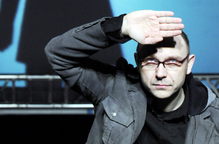 Reżyser Norbert Rakowski podczas próby sztuki „Kieszonkowa Orkiestra" w Teatrze Komediaw 2009 r. Fot. PAP/A. Rybczyński