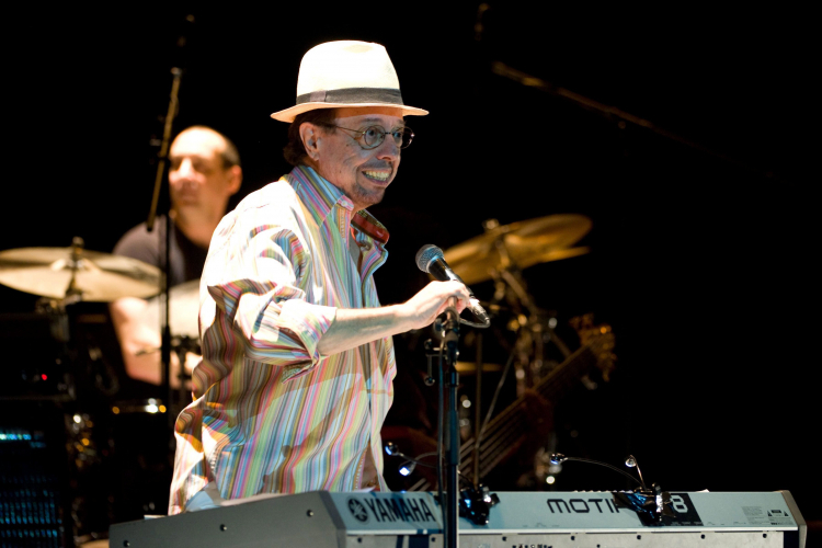 Sergio Mendes podczas koncertu w Budapeszcie w 2011 r. Fot. PAP/EPA/P. Kollanyi 