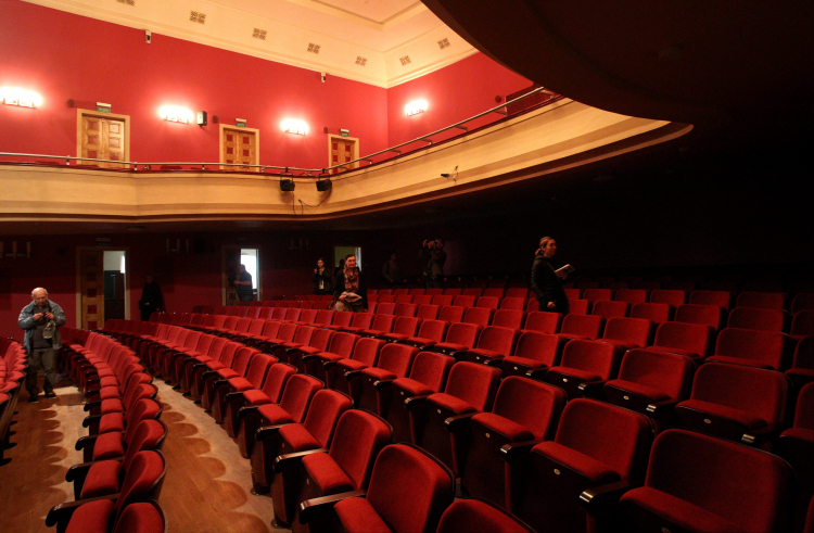 Widownia teatru im. Stefana Jaracza w Olsztynie. Fot. PAP/T. Waszczuk