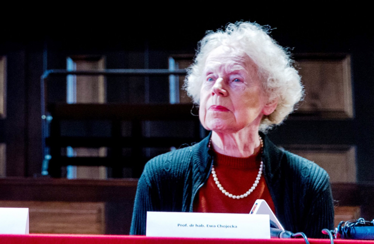 Prof. Ewa Chojecka podczas konferencji prasowej poświęconej rewitalizacji unikatowych polichromii w auli Akademii Muzycznej im. Karola Szymanowskiego w Katowicach w 2016 r. Fot. PAP/A. Grygiel