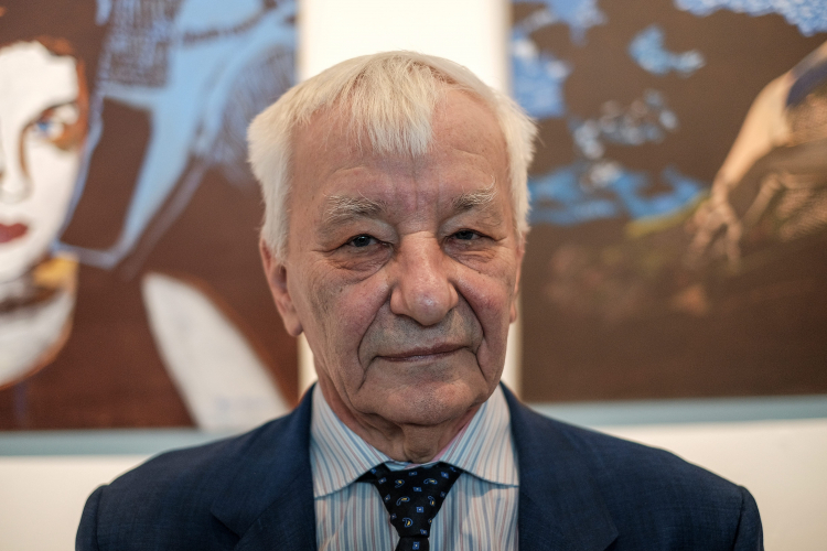 Malarz Antoni Fałat podczas swojego wernisażu „Bezsenność" w Galeria Sztuki Katarzyny Napiórkowskiej w Warszawie w 2016 r. Fot. PAP/M. Obara