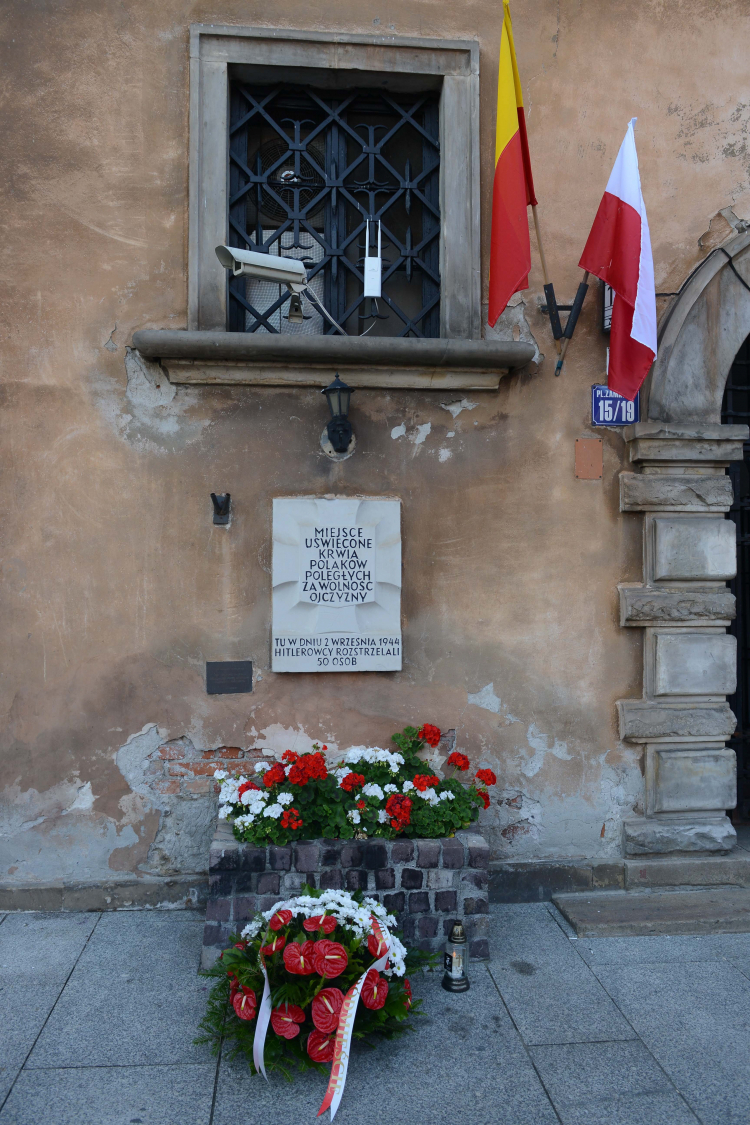 Miejsce pamięci na warszawskiej starówce, fot. PAP/J. Kamiński