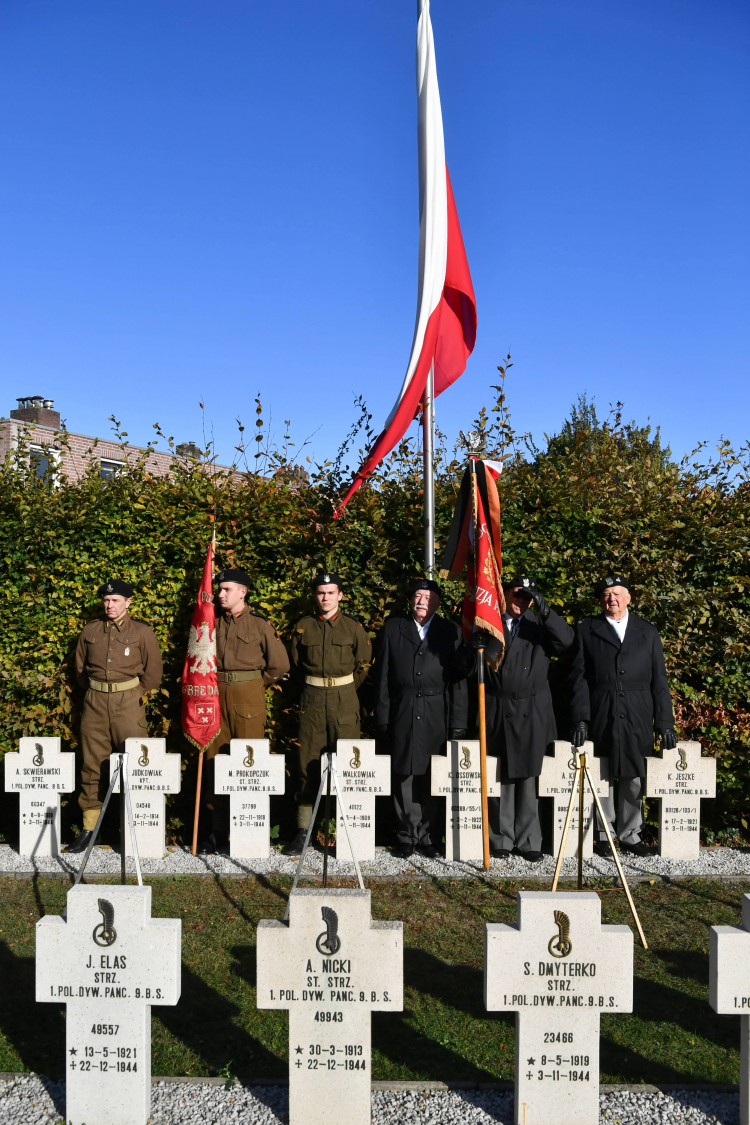 Cmentarz żołnierzy dywizji gen. Maczka w Holandii, fot. PAP/A. Lange