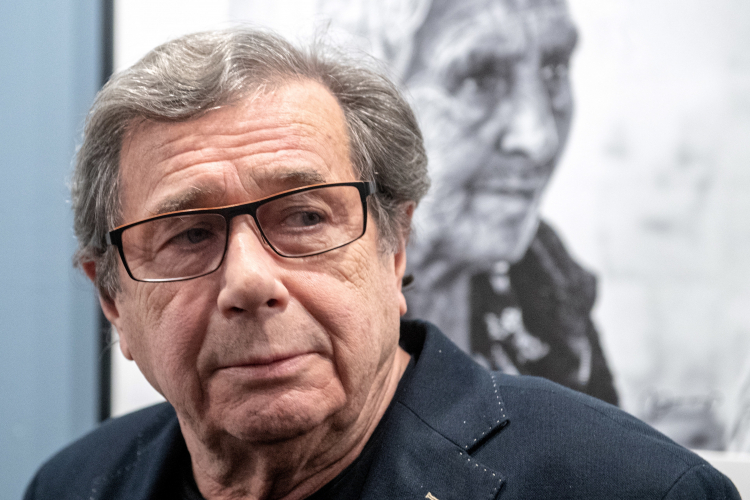 Aktor Janusz Gajos podczas otwarcia wystawy fotografii swojego autorstwa w Galerii Fotografii Łódzkiego Towarzystwa Fotograficznego. PAP/Grzegorz Michałowski