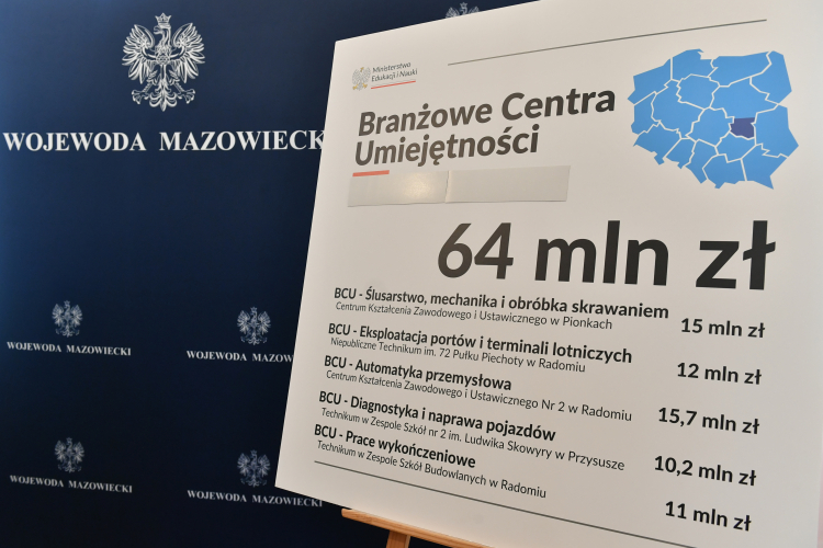 Tablica zaprezentowane na konferencji prasowej na temat Branżowych Centrów Umiejętności w delegaturze Mazowieckiego Urzędu Wojewódzkiego w Radomiu w kwietniu 2023 r. Fot. PAP/W. Jargiło