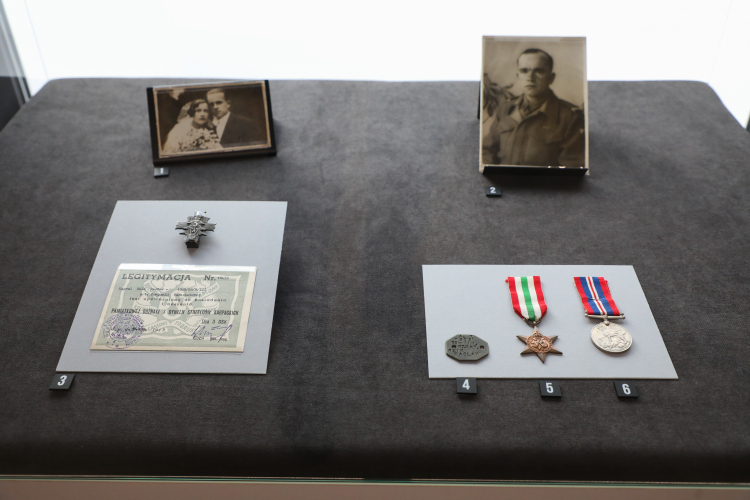 Pamiątki związane z zesłanymi na wschód Wacławem Bzikiem oraz jego żoną, Stanisławą Bzik z domu Sieńczyło w Muzeum Pamięci Sybiru w Białymstoku. Fot. PAP/A. Reszko
