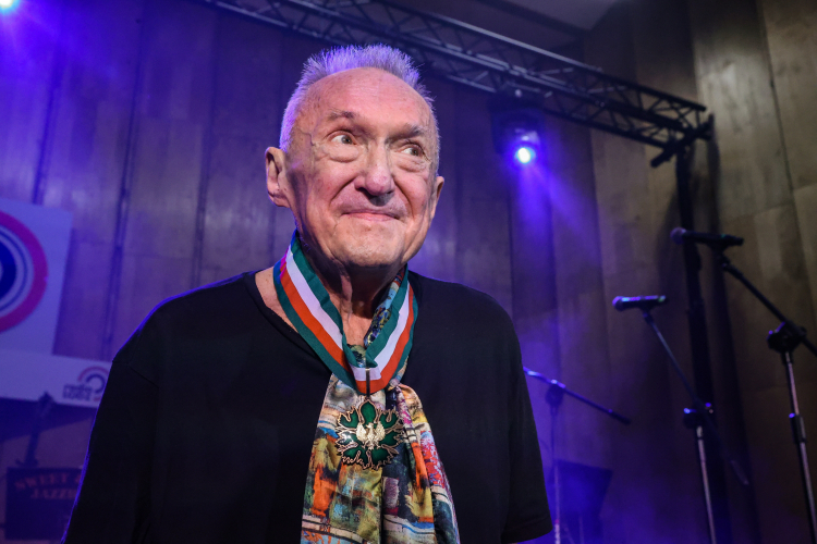 Jazzman Michał Urbaniak odbiera złoty medal „Zasłużony Kulturze Gloria Artis” w Studiu im. Henryka Debicha w Radiu Łódź. PAP/Marian Zubrzycki