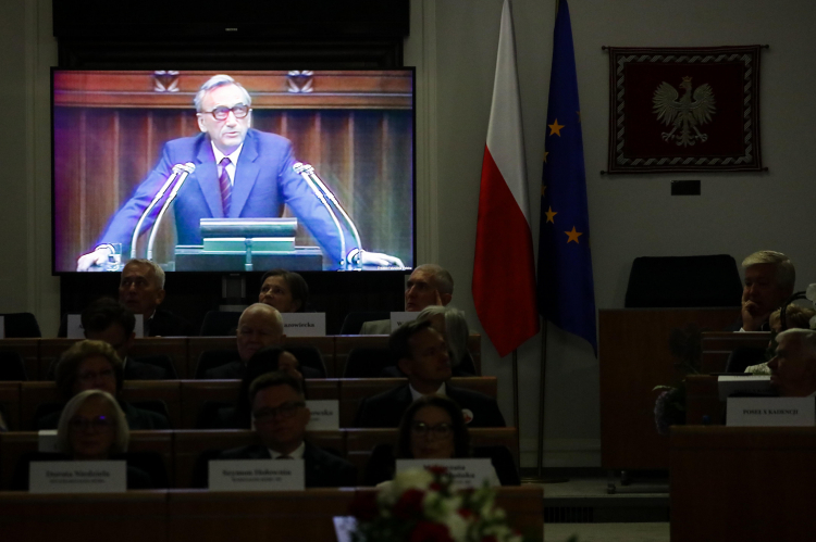 Obchody 35. rocznicy, powołania rządu Tadeusza Mazowieckiego „Wybraliśmy wolność”, w Senacie w Warszawie. Fot. PAP/T. Gzell