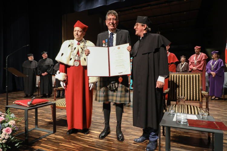 Historyk prof. Robert Frost (C), rektor Uniwersytetu w Białymstoku prof. dr hab. Mariusz Popławski (C-L) i recenzent prof. dr hab. Cezary Kuklo (C-P) podczas uroczystości nadania tytułu Doktora Honoris Causa prof. Robertowi Frostowi na Uniwersytecie w Białymstoku. Fot. PAP/A. Reszko