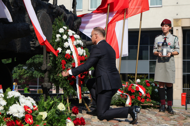 Prezydent Andrzej Duda podczas uroczystości upamiętniających 85. rocznicę agresji sowieckiej na Polskę przed Pomnikiem Poległym i Pomordowanym na Wschodzie na skwerze Matki Sybiraczki w Warszawie. PAP/Paweł Supernak