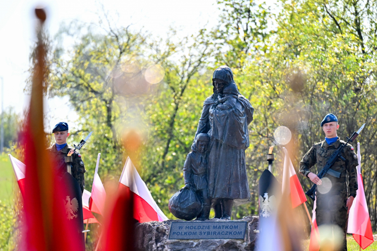 Uroczystości przed pomnikiem Matki Polki Sybiraczki na kieleckiej Kadzielni w ramach obchodów 85. rocznicy agresji sowieckiej na Polskę. Fot. PAP/P. Polak