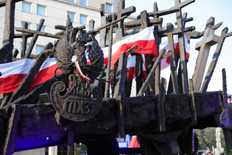 Uroczystość przed Pomnikiem Poległym i Pomordowanym na Wschodzie na skwerze Matki Sybiraczki w Warszawie w 85. rocznicę agresji sowieckiej na Polskę. Fot. PAP/R. Guz