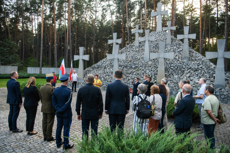 Uroczystości upamiętnienia 85. rocznicy napaści ZSRS na Polskę na Cmentarzu Wojennym w Kijowie-Bykowni. Fot. PAP/V. Musiienko