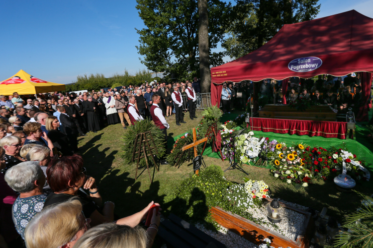 Uroczystości pogrzebowe Felicjana Andrzejczaka na Cmentarzu Komunalnym w Świebodzinie. Fot. PAP/L. Muszyński