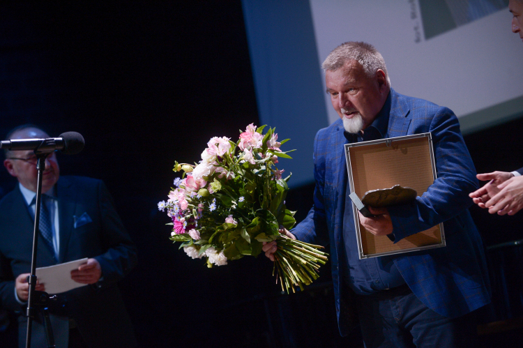 Laureat w kategorii literatura Tomasz Tyczyński na gali wręczenia Nagród im. Cypriana Kamila w Teatrze Polskim w Warszawie. Fot. PAP/M. Obara