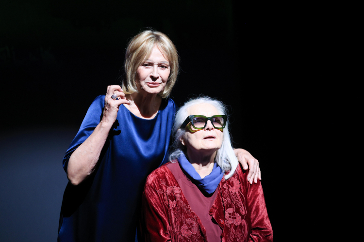 Aktorka Grażyna Barszczewska (L) oraz reżyserka przedstawienia Magda Umer (P) podczas próby medialnej monodramu „Kochany, najukochańszy…”, na podstawie „Ostatniego rozdania” Wiesława Myśliwskiego na Scenie Kameralnej im. Sławomira Mrożka Teatru Polskiego w Warszawie. PAP/Szymon Pulcyn