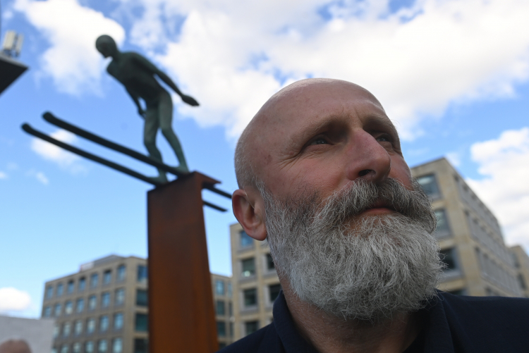 Autor prof. Jan Tutaj podczas odsłonięcia rzeźby pt. Skoczek narciarski w Parku Rzeźby w Warszawie. PAP/Piotr Nowak