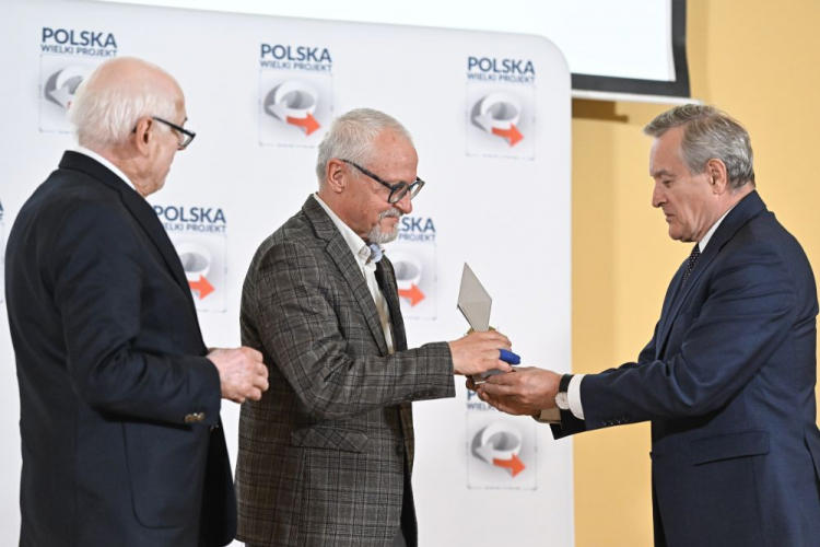 Były europoseł prof. Zdzisław Krasnodębski (L), poseł PiS Piotr Gliński (P) wręczają nagrodę im. Prezydenta RP Lecha Kaczyńskiego pisarzowi Janowi Polkowskiemu (C) podczas XIV Kongresu Polska Wielki Projekt. Fot. PAP/R. Pietruszka