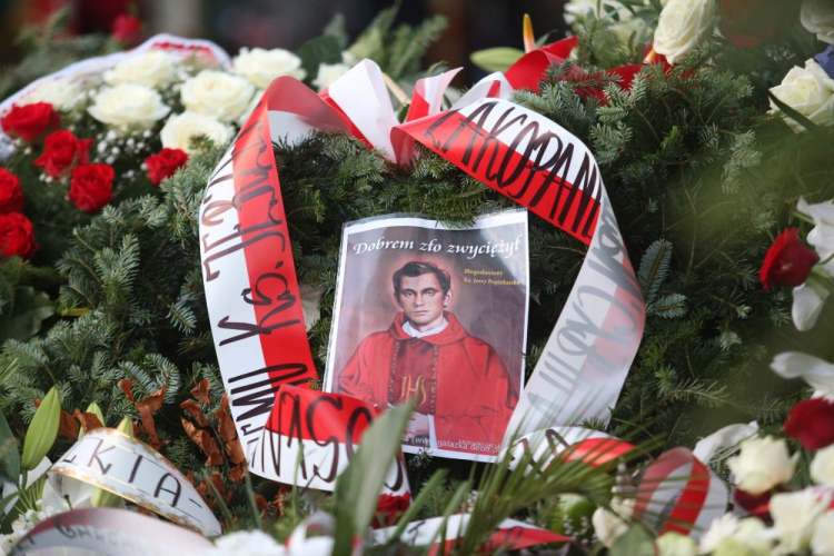 Kwiaty na grobie bł. ks. Jerzego Popiełuszki podczas uroczystych obchodów 30. rocznicy męczeńskiej śmierci ks. Jerzego. Warszawa, 19.10.2014. Fot. PAP/L. Szymański