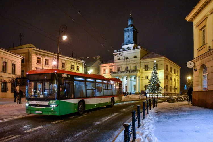 Ulica Królewska na Starym Mieście oraz Ratusz przy placu Króla Władysława Łokietka (w tle) w Lublinie. Fot. PAP/W. Jargiło