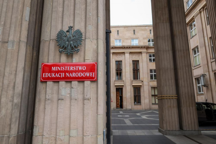 Siedziba Ministerstwa Edukacji Narodowej w Warszawie. Fot. PAP/A. Zawada