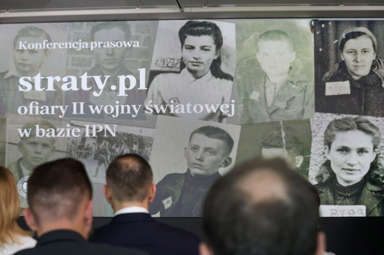 Konferencja prasowa IPN dot. programu dokumentacyjnego "Straty osobowe i ofiary represji pod okupacją niemiecką w latach 1939-1945" oraz elektronicznej bazy danych – straty.pl w Centralnym Przystanku Historia im. Prezydenta Lecha Kaczyńskiego w Warszawie. Fot. PAP/T. Gzell