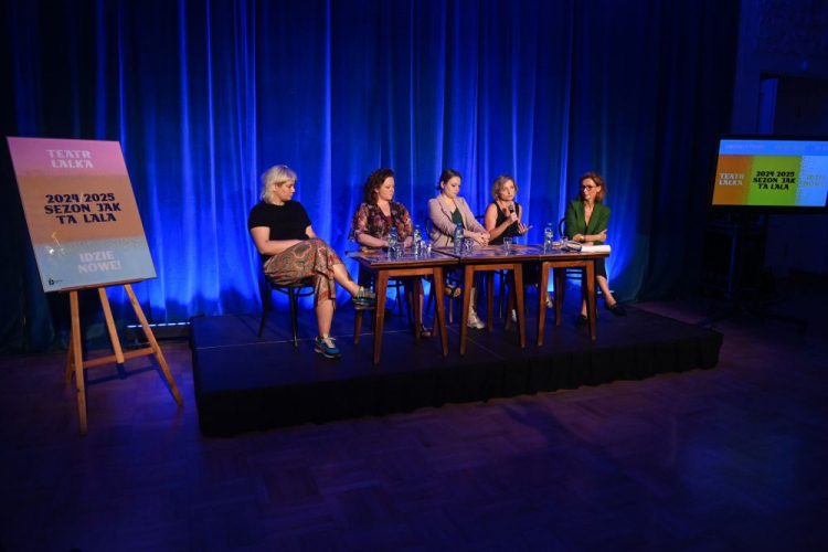 Od lewej: Julia Szmit, reżyserka Pamela Leończyk, reżyserka Sandra Szwarc, aktorka Karolina Maciejaszek i dyrektorka teatru Joanna Zdrada podczas konferencji prasowej nt. sezonu artystycznego Teatru Lalka 2024/2025. Fot. PAP/P. Nowak