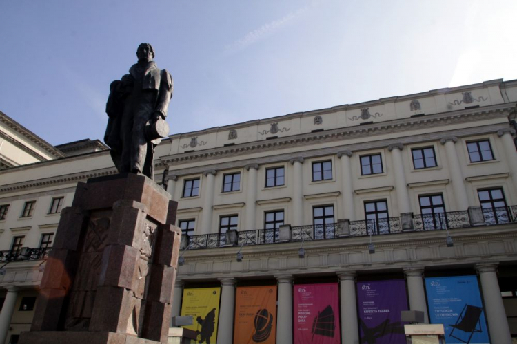 Budynek Teatru Narodowego w Warszawie. Na pierwszym planie pomnik Wojciecha Bogusławskiego, autorstwa Jana Szczepkowskiego. Fot. PAP/T. Gzell