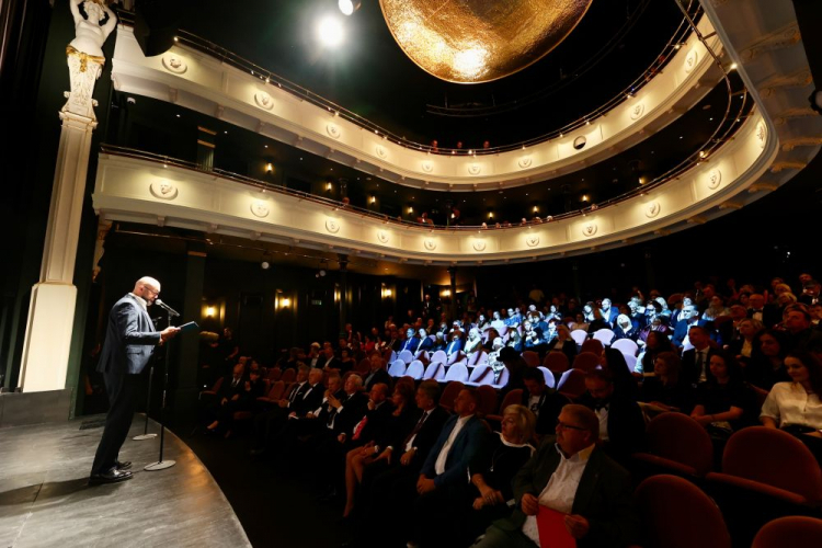 Dyrektor kieleckiego teatru Michał Kotański (L) na uroczystym otwarciu po remoncie Teatru im. Stefana Żeromskiego. Fot. PAP/A. Kumorowicz