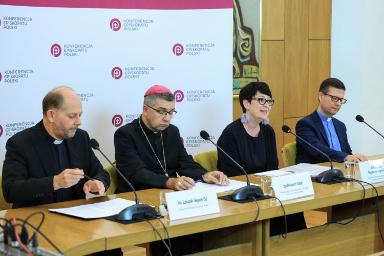 Przewodniczący Komisji Wychowania Katolickiego Konferencji Episkopatu Polski bp Wojciech Osial (2L), rzecznik KEP ks. Leszek Gęsiak (L), konsultor Komisji Wychowania Katolickiego KEP dr Aneta Rayzacher-Majewska (2P) i członek Zarządu Rady Szkół Katolickich w Polsce ks. Marek Studenski (P) podczas konferencji prasowej przed XIV Tygodniem Wychowania. Fot. PAP/S. Pulcyn