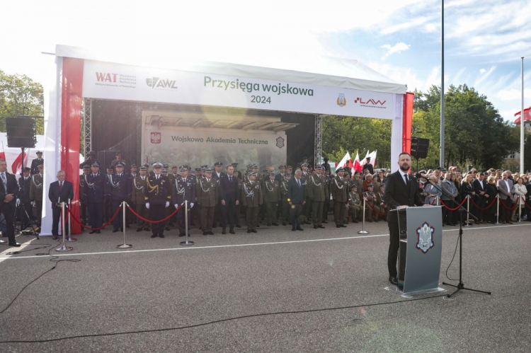 Wicepremier, minister obrony narodowej Władysław Kosiniak-Kamysz podczas uroczystej przysięgi podchorążych rozpoczynających studia. Warszawa, 28.09.2024. Fot. PAP/T. Gzell