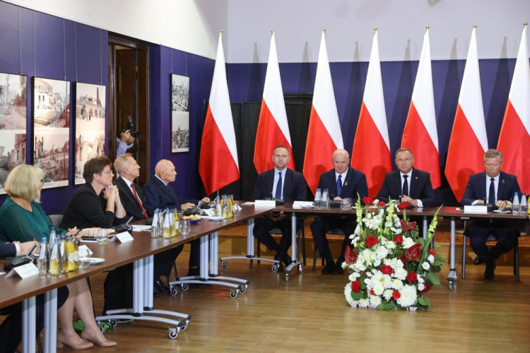 Prezydent Andrzej Duda (2P), zastępca szefa Kancelarii Prezydenta RP Piotr Ćwik (P), przewodniczący rady ds. samorządu terytorialnego, marszałek woj. lubelskiego Jarosław Stawiarski (3P) i prezes IPN Karol Nawrocki (4P) podczas posiedzenia Rady ds. Samorządu Terytorialnego Narodowej Rady Rozwoju w Wieluniu. Fot. PAP/M. Zubrzycki